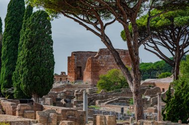 Ostia Antica tarihsel olarak Roma 'ya açılan kapı olarak kabul edilir: Tiber' in ağzında kurulmuş, Roma 'nın ilk kolonisidir..