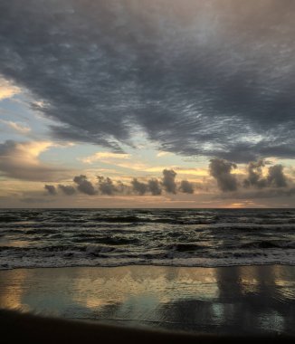 Tyrhenian Denizi, Lazio, İtalya. Sonbahar günbatımı