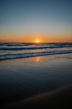 Tyrhenian Denizi, Lazio, İtalya. Sonbahar günbatımı