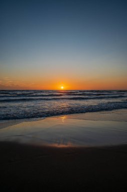 Tyrhenian Denizi, Lazio, İtalya. Sonbahar günbatımı