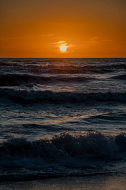 Tyrhenian Denizi, Lazio, İtalya. Sonbahar günbatımı