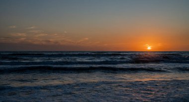 Tyrhenian Denizi, Lazio, İtalya. Sonbahar günbatımı