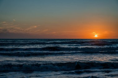 Tyrhenian Denizi, Lazio, İtalya. Sonbahar günbatımı