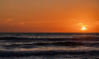 Tyrhenian Denizi, Lazio, İtalya. Sonbahar günbatımı