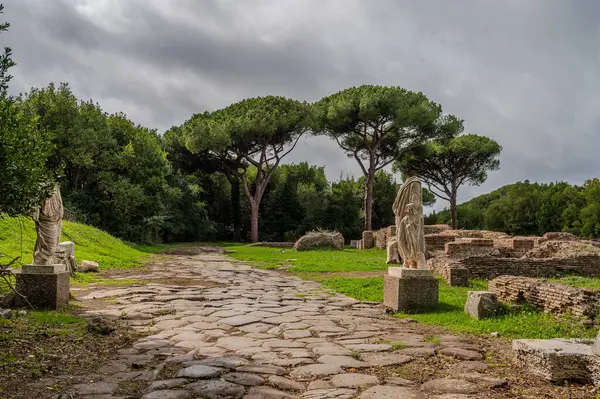 Ostia Antica tarihsel olarak Roma 'ya açılan kapı olarak kabul edilir: Tiber' in ağzında kurulmuş, Roma 'nın ilk kolonisidir..