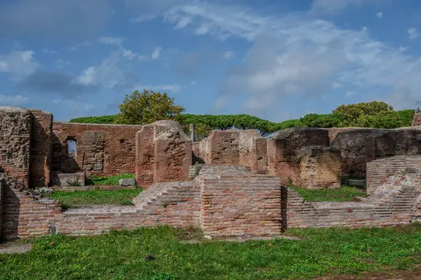 Ostia Antica tarihsel olarak Roma 'ya açılan kapı olarak kabul edilir: Tiber' in ağzında kurulmuş, Roma 'nın ilk kolonisidir..