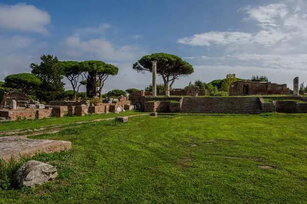 Ostia Antica tarihsel olarak Roma 'ya açılan kapı olarak kabul edilir: Tiber' in ağzında kurulmuş, Roma 'nın ilk kolonisidir..