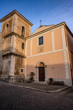 Santa Chiara Kilisesi 'nin kuruluş tarihi 1275 yılına dayanıyor. Alferio di Isernia, kiliseyi kendi parasıyla inşa etti. Sahibi olduğu evin üstüne..