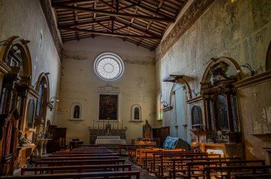 Santa Chiara Kilisesi 'nin kuruluş tarihi 1275 yılına dayanıyor. Alferio di Isernia, kiliseyi kendi parasıyla inşa etti. Sahibi olduğu evin üstüne..