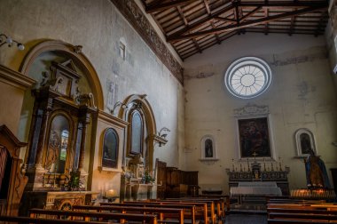 Santa Chiara Kilisesi 'nin kuruluş tarihi 1275 yılına dayanıyor. Alferio di Isernia, kiliseyi kendi parasıyla inşa etti. Sahibi olduğu evin üstüne..