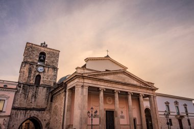 Isernia, Molise. Havari Aziz Petrus Katedrali, Isernia şehrinin en önemli Katolik binasıdır.