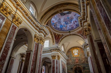 Isernia, Molise. Havari Aziz Petrus Katedrali, Isernia şehrinin en önemli Katolik binasıdır.