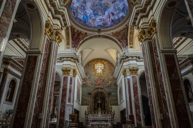 Isernia, Molise. Havari Aziz Petrus Katedrali, Isernia şehrinin en önemli Katolik binasıdır.