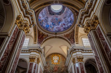 Isernia, Molise. Havari Aziz Petrus Katedrali, Isernia şehrinin en önemli Katolik binasıdır.