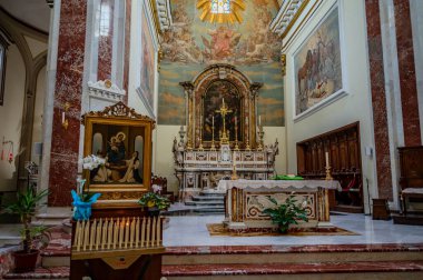 Isernia, Molise. Havari Aziz Petrus Katedrali, Isernia şehrinin en önemli Katolik binasıdır.