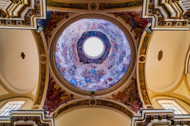 Isernia, Molise. Havari Aziz Petrus Katedrali, Isernia şehrinin en önemli Katolik binasıdır.