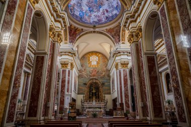 Isernia, Molise. Havari Aziz Petrus Katedrali, Isernia şehrinin en önemli Katolik binasıdır.