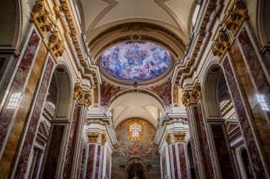 Isernia, Molise. Havari Aziz Petrus Katedrali, Isernia şehrinin en önemli Katolik binasıdır.