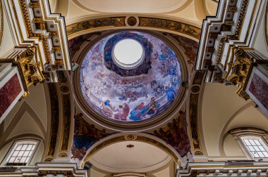 Isernia, Molise. Havari Aziz Petrus Katedrali, Isernia şehrinin en önemli Katolik binasıdır.