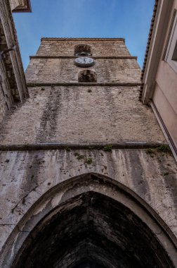 Isernia, Molise. Havari Aziz Petrus Katedrali, Isernia şehrinin en önemli Katolik binasıdır.