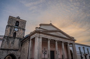 Isernia, Molise. Havari Aziz Petrus Katedrali, Isernia şehrinin en önemli Katolik binasıdır.