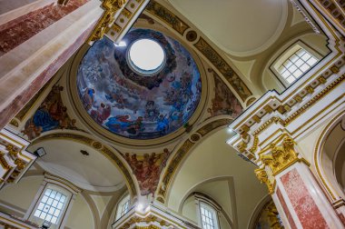 Isernia, Molise. Havari Aziz Petrus Katedrali, Isernia şehrinin en önemli Katolik binasıdır.