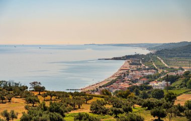 Costa dei Trabocchi olarak bilinen Ortona 'dan Vasto' ya uzanan muhteşem kıyı şeridi yaklaşık 40 yıl boyunca uzanır ve çok sayıda trabocchi barındırır..