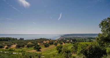 Costa dei Trabocchi olarak bilinen Ortona 'dan Vasto' ya uzanan muhteşem kıyı şeridi yaklaşık 40 yıl boyunca uzanır ve çok sayıda trabocchi barındırır..