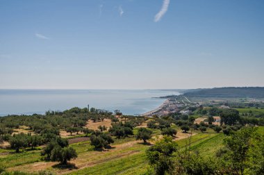 Costa dei Trabocchi olarak bilinen Ortona 'dan Vasto' ya uzanan muhteşem kıyı şeridi yaklaşık 40 yıl boyunca uzanır ve çok sayıda trabocchi barındırır..