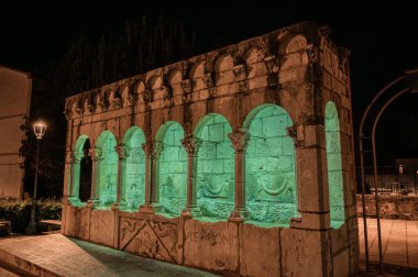 Zarif bir halk çeşmesi olmasının yanı sıra, Isernia şehrinin bir sembolüdür..