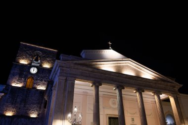 Isernia, Molise. Havari Aziz Petrus Katedrali, Isernia şehrinin en önemli Katolik binasıdır..