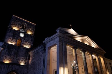 Isernia, Molise. Havari Aziz Petrus Katedrali, Isernia şehrinin en önemli Katolik binasıdır..