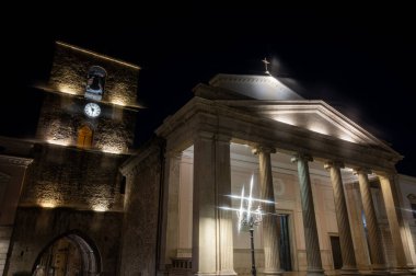 Isernia, Molise. Havari Aziz Petrus Katedrali, Isernia şehrinin en önemli Katolik binasıdır..