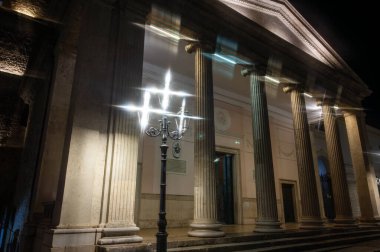 Isernia, Molise. Havari Aziz Petrus Katedrali, Isernia şehrinin en önemli Katolik binasıdır..