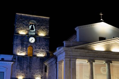 Isernia, Molise. Havari Aziz Petrus Katedrali, Isernia şehrinin en önemli Katolik binasıdır..