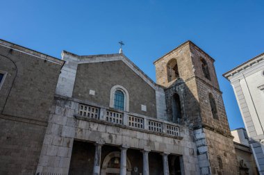 San Clemente Katedrali Teano şehrinin başlıca ibadet yeri ve Teano-Calvi piskoposluğunun merkezidir.