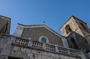 San Clemente Katedrali Teano şehrinin başlıca ibadet yeri ve Teano-Calvi piskoposluğunun merkezidir.