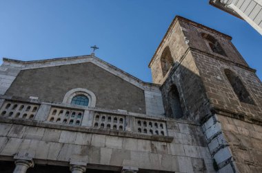 San Clemente Katedrali Teano şehrinin başlıca ibadet yeri ve Teano-Calvi piskoposluğunun merkezidir.