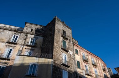 Teano, Caserta, Campania. Roccamonfina volkanik kütlesinin yamaçlarında yer alan Roma öncesi kökenli bir kasaba. Tarihi merkezin görüntüsü.