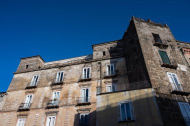 Teano, Caserta, Campania. Roccamonfina volkanik kütlesinin yamaçlarında yer alan Roma öncesi kökenli bir kasaba. Tarihi merkezin görüntüsü.