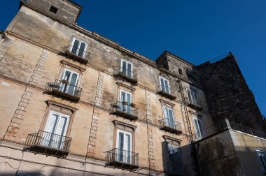 Teano, Caserta, Campania. Roccamonfina volkanik kütlesinin yamaçlarında yer alan Roma öncesi kökenli bir kasaba. Tarihi merkezin görüntüsü.