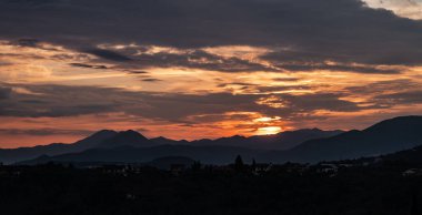 Molise, Adriyatik Denizi 'ne bakan bir İtalyan bölgesidir. Abruzzo Ulusal Parkı 'nın zengin vahşi yaşam ve patikaları olan Appennine dağ sırasındaki bir bölümünü içerir..