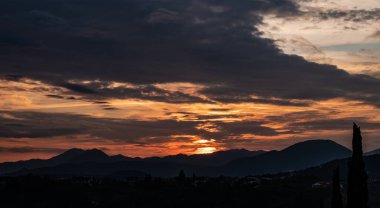Molise, Adriyatik Denizi 'ne bakan bir İtalyan bölgesidir. Abruzzo Ulusal Parkı 'nın zengin vahşi yaşam ve patikaları olan Appennine dağ sırasındaki bir bölümünü içerir..