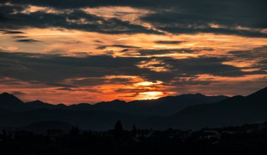 Molise, Adriyatik Denizi 'ne bakan bir İtalyan bölgesidir. Abruzzo Ulusal Parkı 'nın zengin vahşi yaşam ve patikaları olan Appennine dağ sırasındaki bir bölümünü içerir..