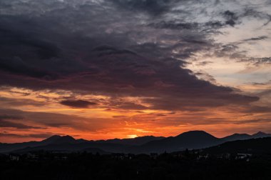 Molise, Adriyatik Denizi 'ne bakan bir İtalyan bölgesidir. Abruzzo Ulusal Parkı 'nın zengin vahşi yaşam ve patikaları olan Appennine dağ sırasındaki bir bölümünü içerir..