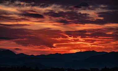 Molise, Adriyatik Denizi 'ne bakan bir İtalyan bölgesidir. Abruzzo Ulusal Parkı 'nın zengin vahşi yaşam ve patikaları olan Appennine dağ sırasındaki bir bölümünü içerir..