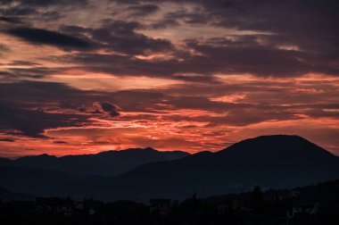 Molise, Adriyatik Denizi 'ne bakan bir İtalyan bölgesidir. Abruzzo Ulusal Parkı 'nın zengin vahşi yaşam ve patikaları olan Appennine dağ sırasındaki bir bölümünü içerir..