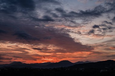 Molise, Adriyatik Denizi 'ne bakan bir İtalyan bölgesidir. Abruzzo Ulusal Parkı 'nın zengin vahşi yaşam ve patikaları olan Appennine dağ sırasındaki bir bölümünü içerir..