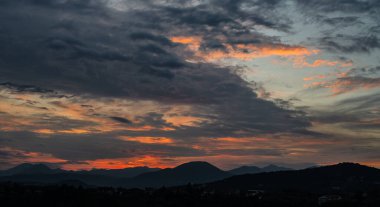 Molise, Adriyatik Denizi 'ne bakan bir İtalyan bölgesidir. Abruzzo Ulusal Parkı 'nın zengin vahşi yaşam ve patikaları olan Appennine dağ sırasındaki bir bölümünü içerir..