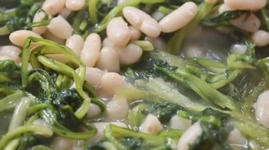 Fasulye ve hindiba çorbası. Geleneksel bir İtalyan yemeği. Fakir ama lezzet bakımından zengin. Zevkli bir köylü yemeği..